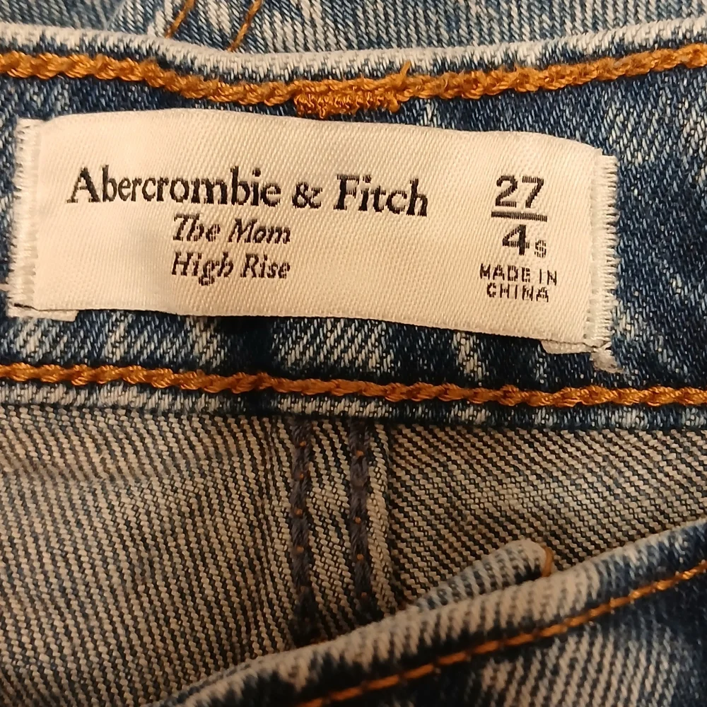 Abercrombe & Fitch High Rise Mom Jean Distressed  Size 4 Short